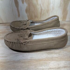 Minnetonka Tan Suede Moccasin Slippers Women’s Size 8